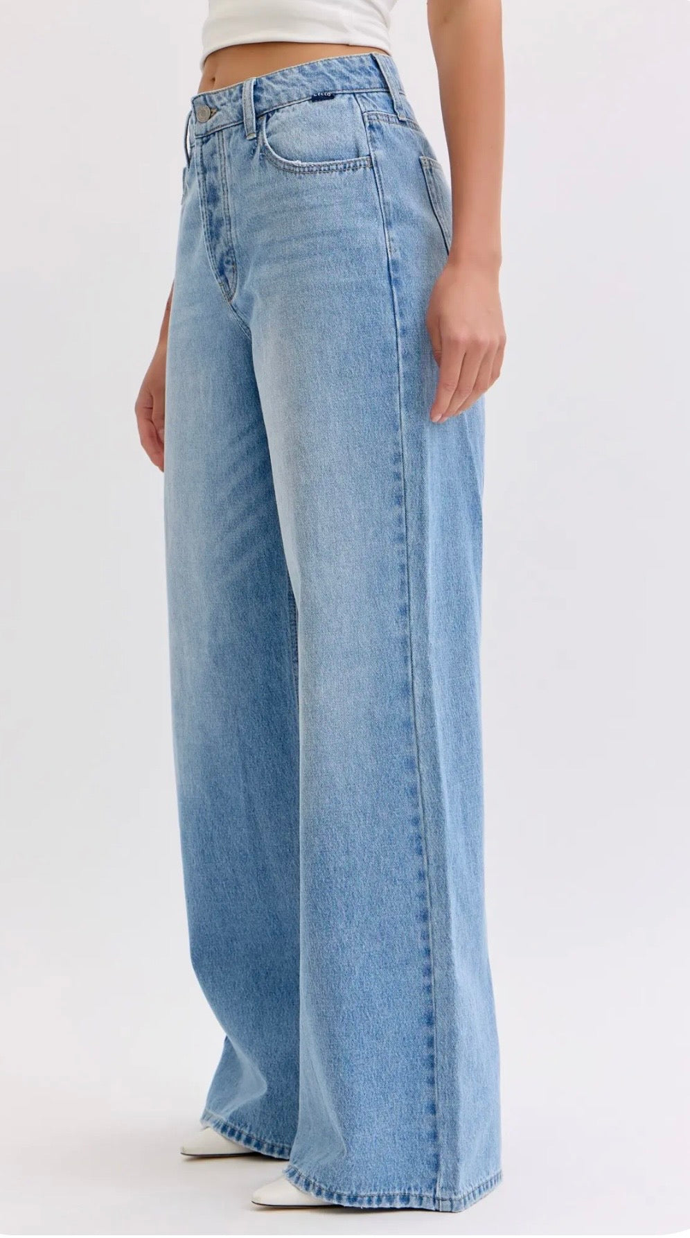 JEANS DE PIERNA ANCHA CELLO